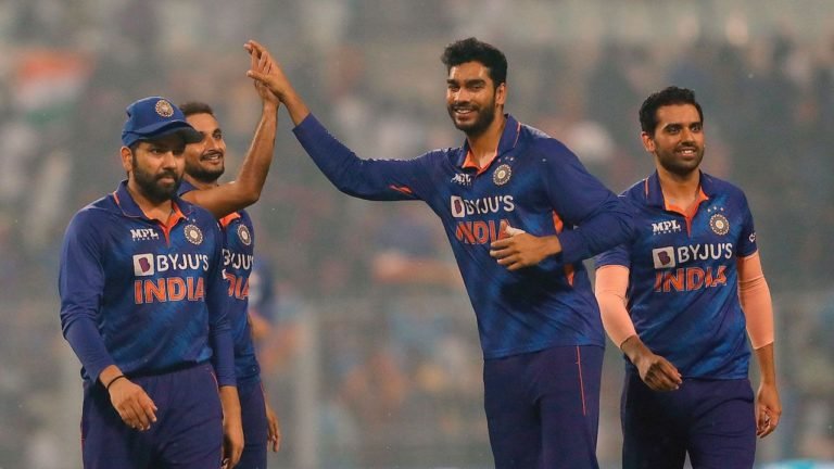 टी-20 में टीम इंडिया की लगातार 7वीं जीत  पहले मुकाबले में वेस्टइंडीज को 6 विकेट से हराया, वेंकटेश अय्यर ने लगाया विनिंग सिक्स